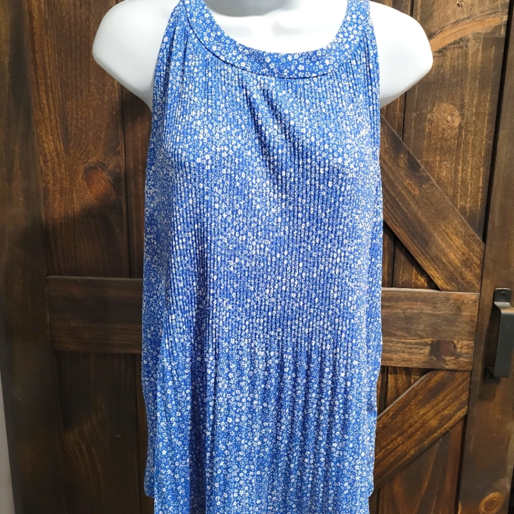 Blue and white floral top
